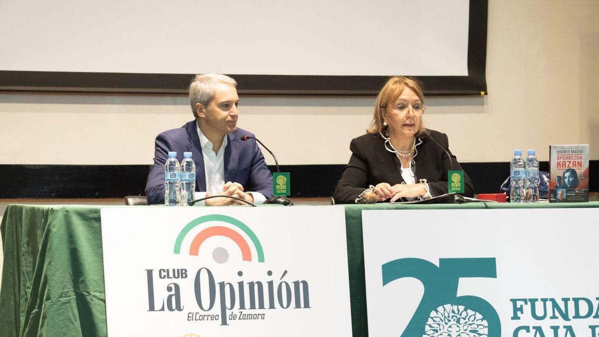 Vicente Vallés junto a Carmen Ferreras en el Club de La Opinión. | Jose Luis Fernández