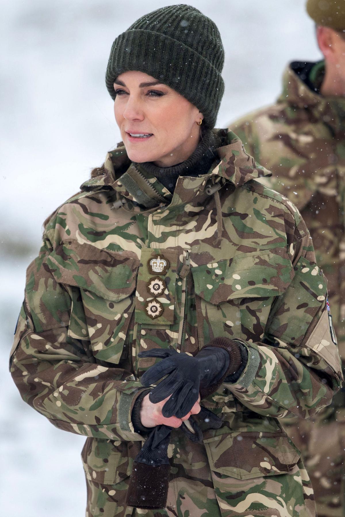 La Princesa de Gales, Catalina practica simulacros de soldados heridos durante su visita al 1er Batallón de Guardias Irlandeses en un ejercicio de entrenamiento cerca de Salisbury, sur de Inglaterra, el 8 de marzo de 2023