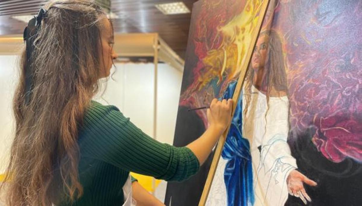 Marta de Arcoeli pintando su última obra, "Inmaculada Cósmica", aún en vías de ser terminada