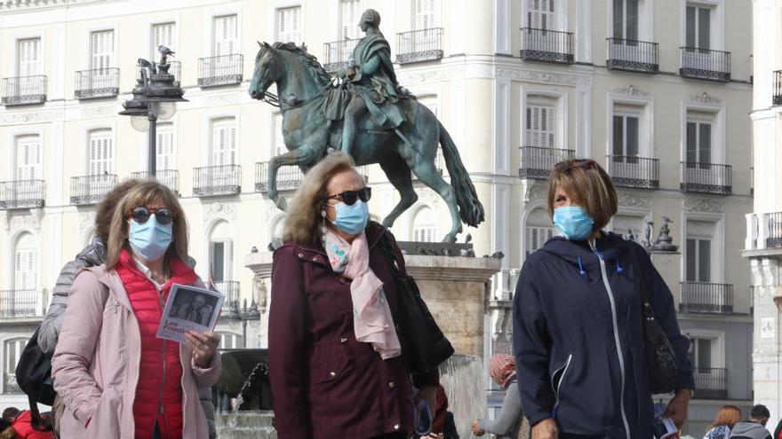 Mujeres pasean por la Puerta del Sol.