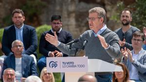 El presidente del PP, Alberto Núñez Feijóo, interviene en una comida popular en Ulldecona.