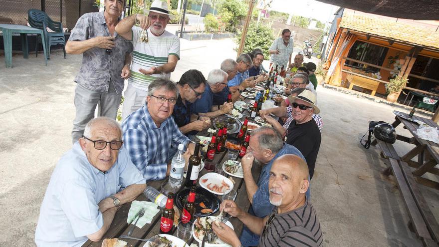 Exalumnos del IES Ribalta se reúnen con el único profesor vivo de la promoción del 66