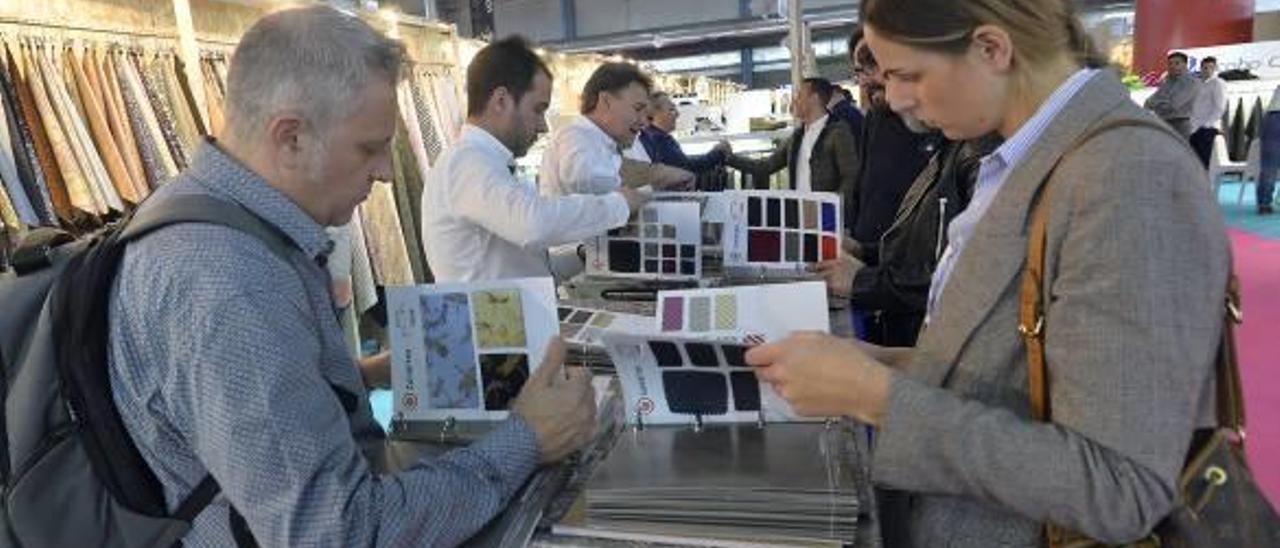 Visitantes en la feria de componentes de calzado que se ha celebrado esta semana en IFA.