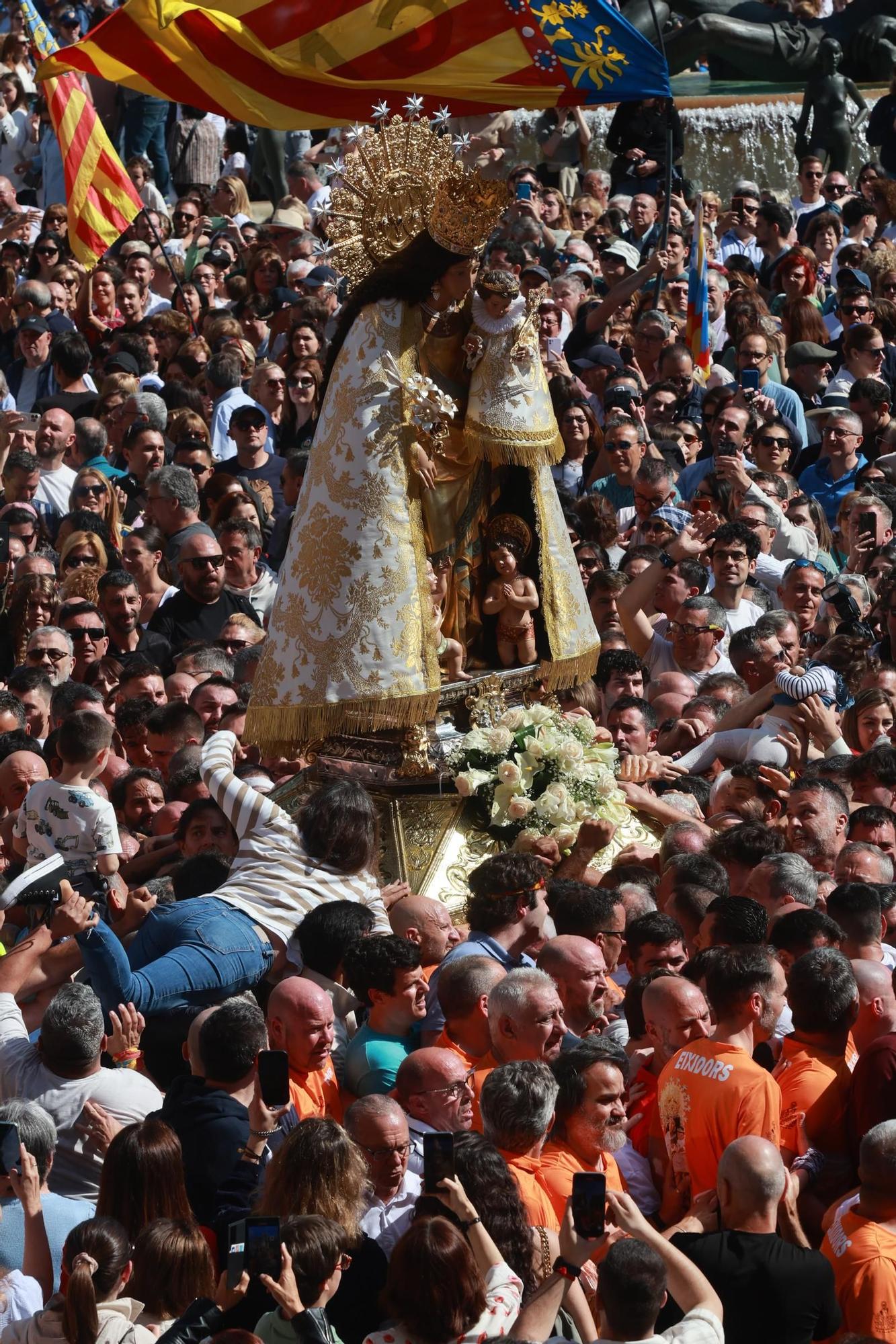 FOTOGALERÍA | Una multitud arropa a la Virgen de los Desamparados en su traslado a la Catedral
