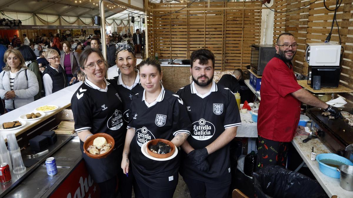 Uno de los puestos de venta de choco en la degustación redondelana, ayer