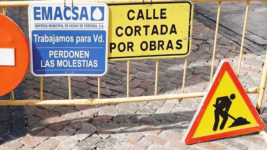 Corte de tráfico en la calle Jesús y María por obras de Emacsa