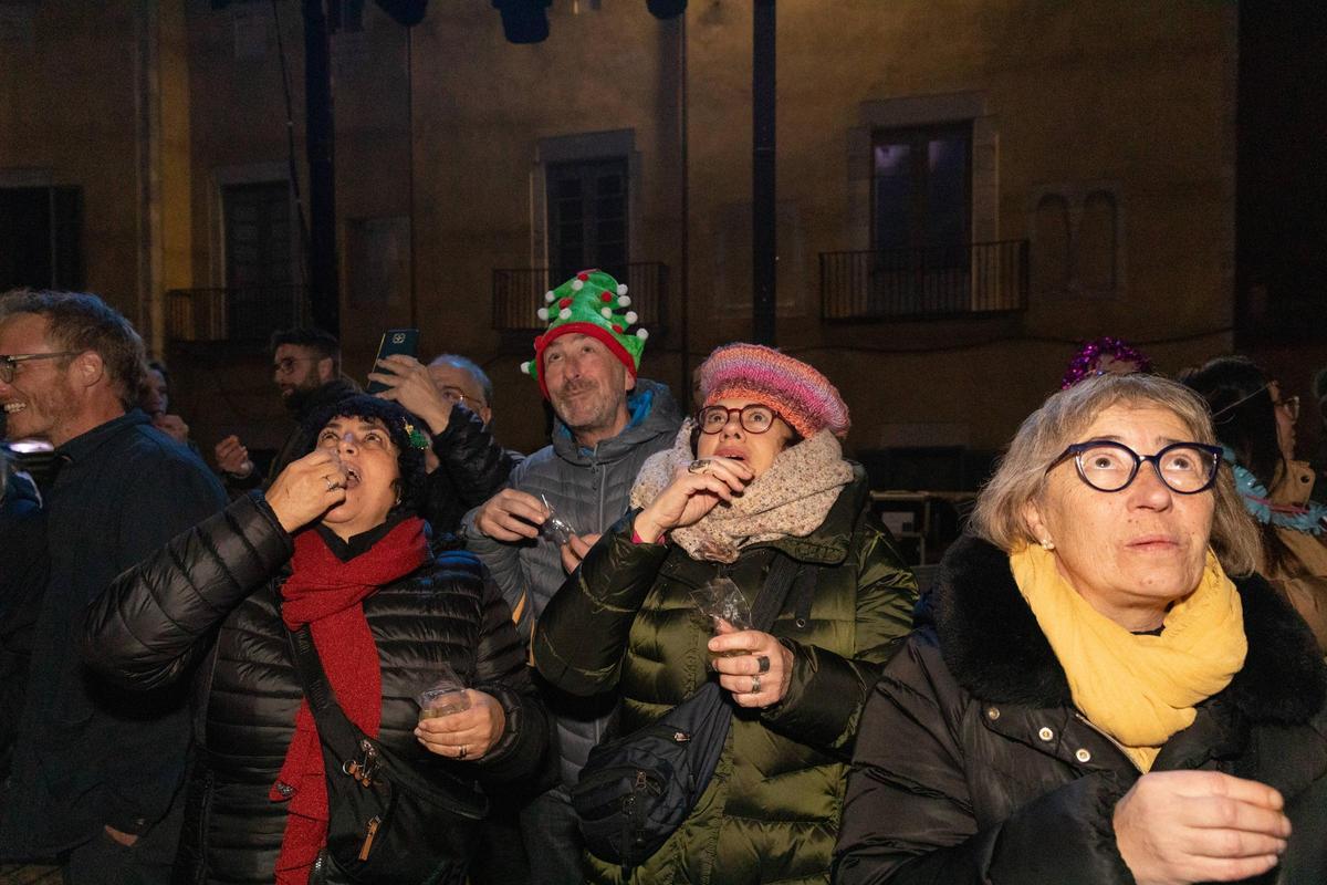 Les imatges de les campanades a la plaça de la Catedral