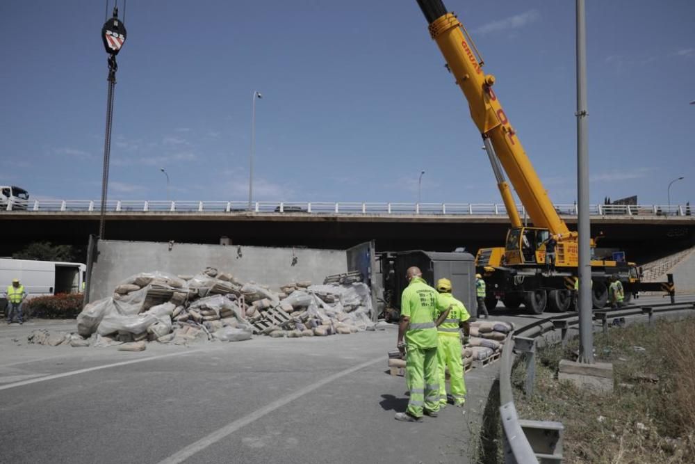 Un camión vuelca en una rotonda bajo la Vía de Cintura