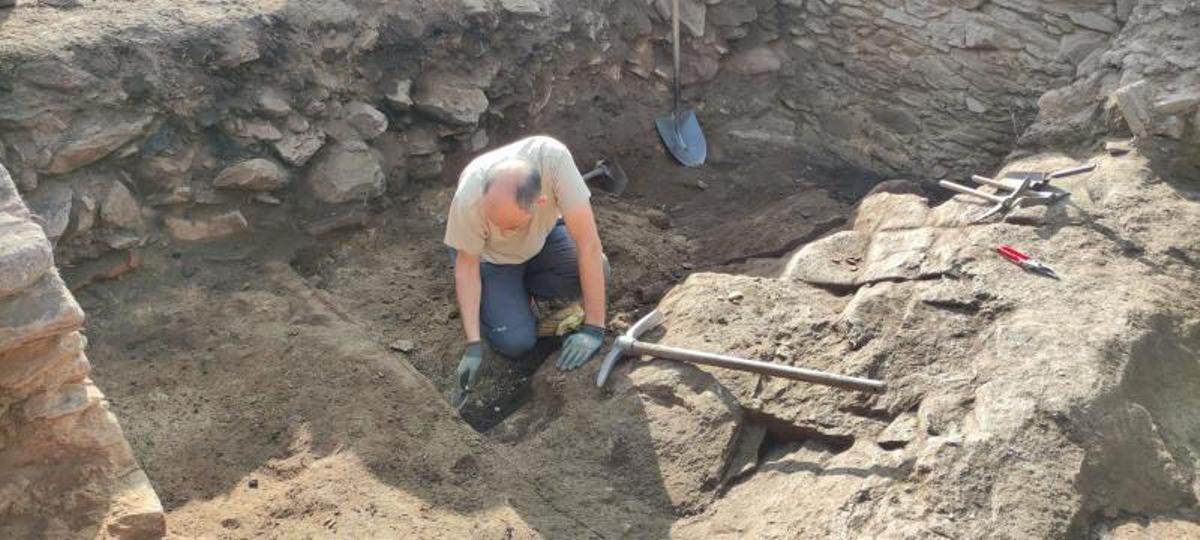 Uno de los arqueólogos trabajando en una de la zona donde se hallaron los muros. |   // GEAAT