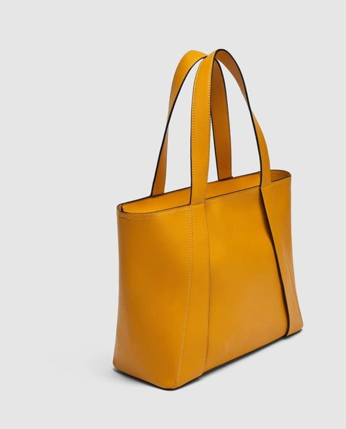 Bolso con cremallera amarillo de Zara