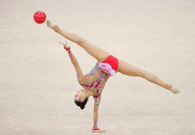 Kaho Minagawa de Japón realiza su actuación durante las pruebas de clasificación de pelota y aro para el Mundial de Gimnasia Rítmica disputado en Baku, Azerbaiyán