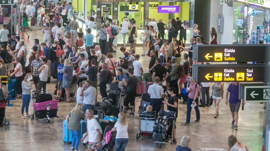 Pasajeros en el aeropuerto alicantino