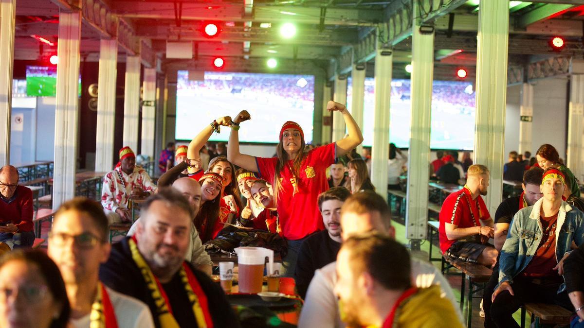 Aficionados en las instalaciones de la Fan Park Alicante