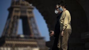 Una pareja frente a la Torre Eiffel.