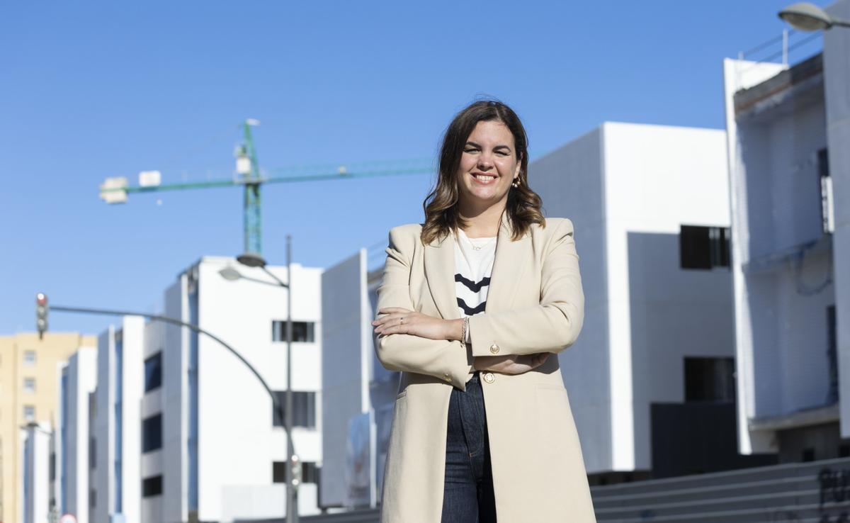 Sandra Gómez ante el nuevo centro sanitario Ernest lluch, en la antigua Fe.