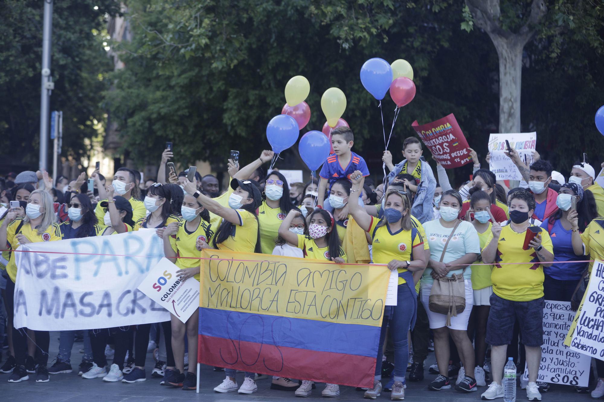 Más de 500 personas se manifiestan en Palma por la libertad de Colombia