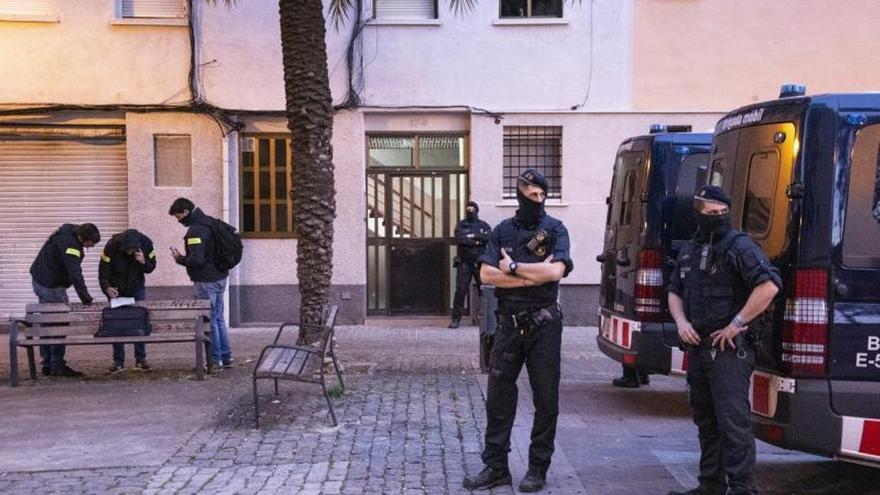 Cinco heridos, uno de ellos grave, en una pelea a espadazos en plena calle en Badalona