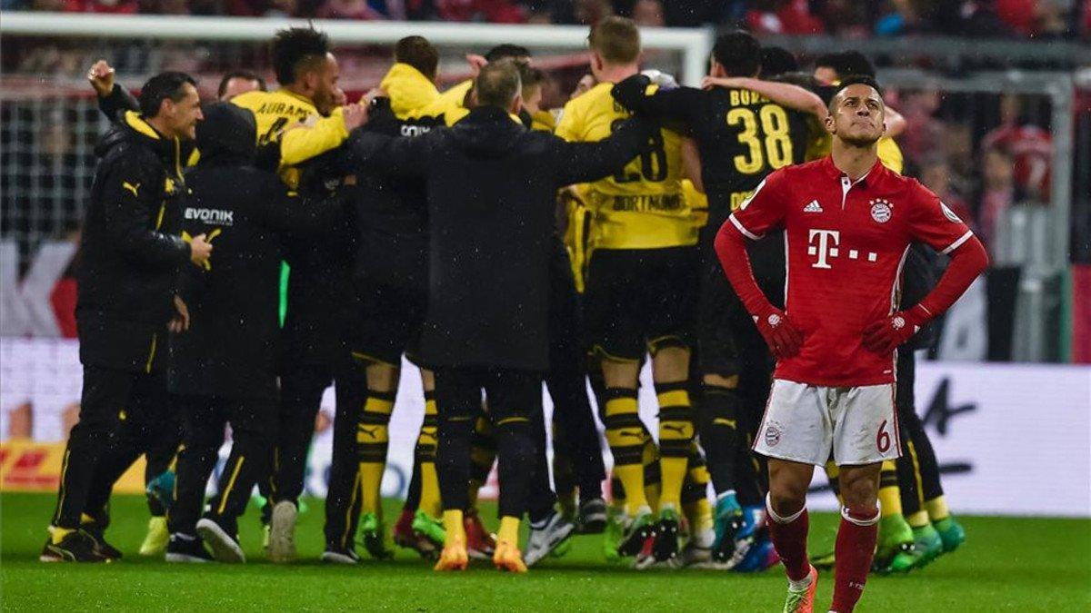 La decepción de Thiago contrasta con la alegría de los jugadores del Dortmund