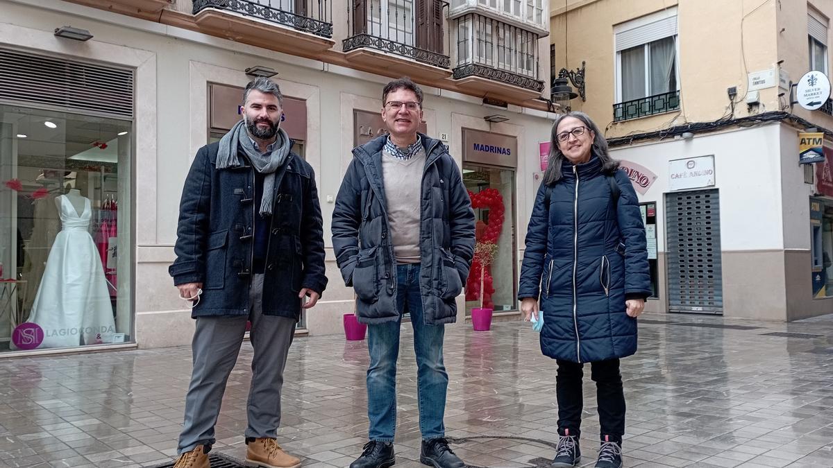 David Cuevas (izq.), José Manuel Torres y Mª Victoria García Ruiz, delante del sitio donde nació el conquistador malagueño.