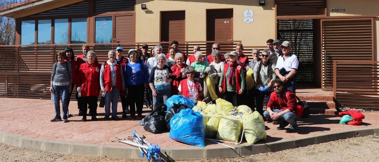 Participantes en la actividad organizada por Cruz Roja en el Prado de las Pavas. | E. P.