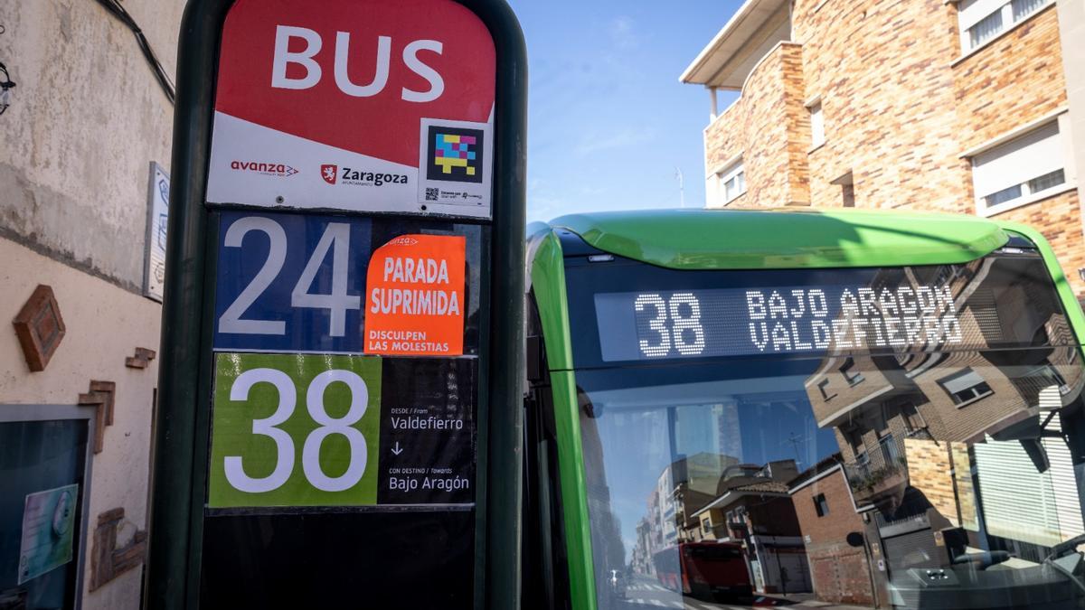 El nuevo autobús de la línea 38, en la última parada que hace en el barrio de Valdefierro.