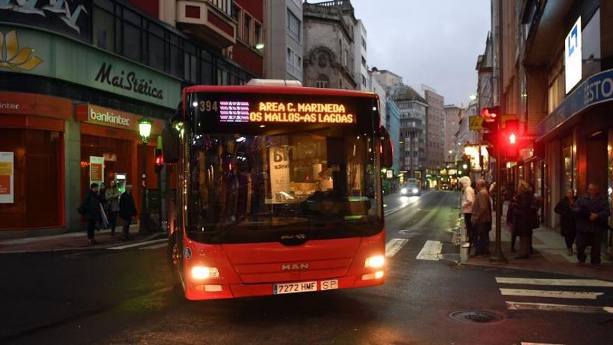 El bus de la línea 11, durante un giro, en su recorrido.