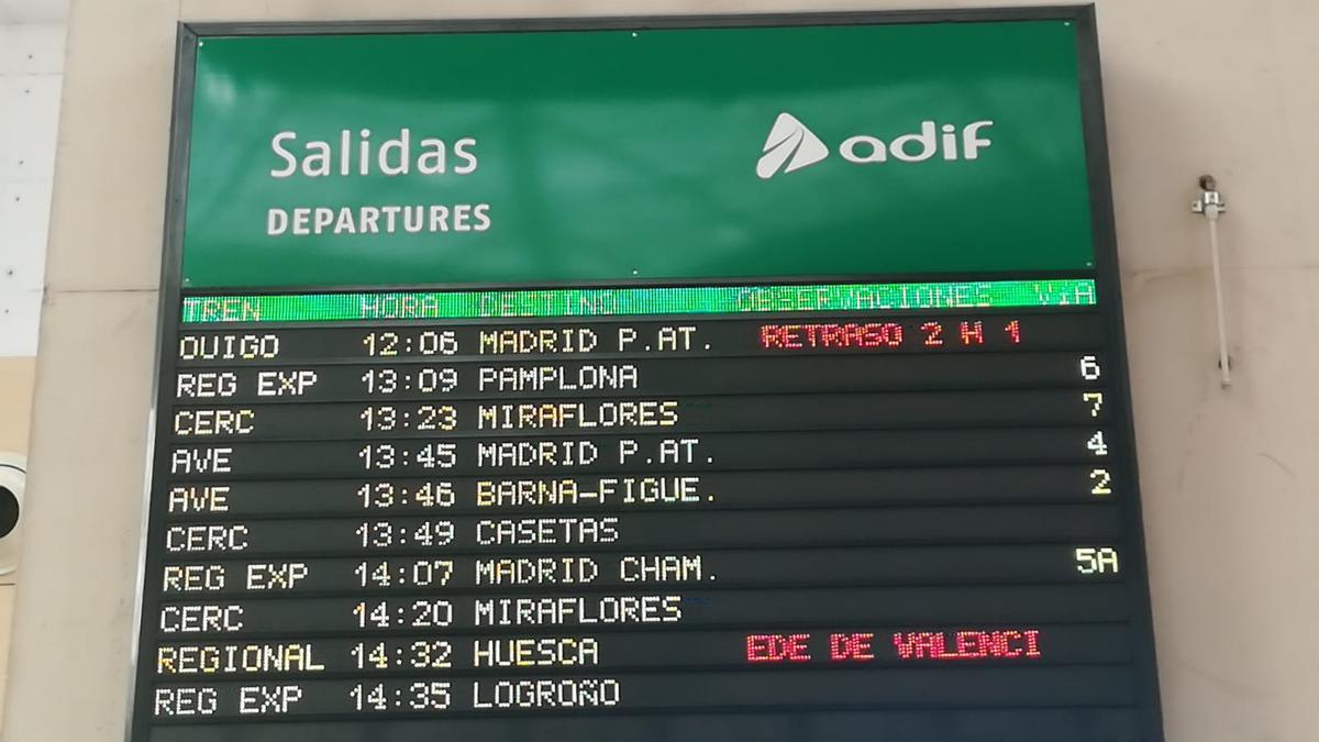 Las pantallas de la estación de Delicias de Zaragoza ya reflejan el retraso de más de dos horas en la llegada del tren de Ouigo.