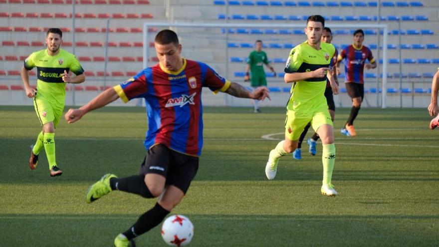 El azulgrana Jorrin controla el balón.