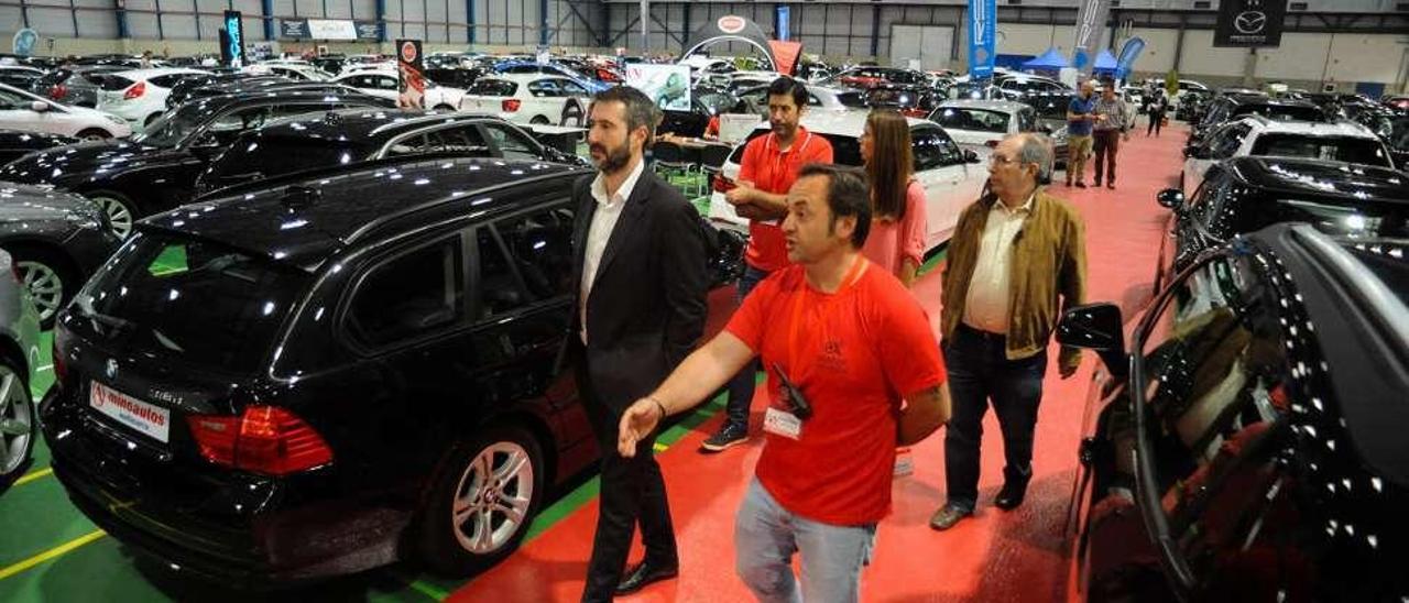 El alcalde, Alberto Varela, visita el salón Motor Okasión. // Iñaki Abella