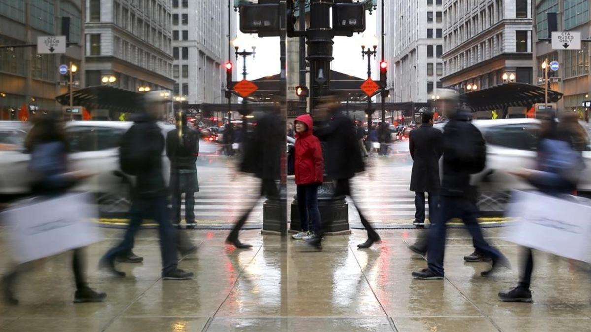 Personas de compras, reflejadas en el escaparate de una tienda en Chicago.