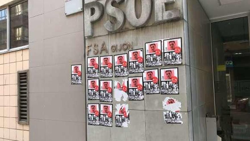 La sede del PSOE en Gijón, también cubierta de pasquines.