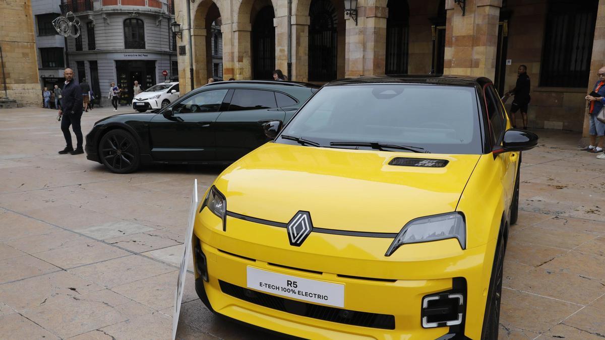 Modelos de coches eléctricos, en la plaza del Ayuntamiento de Oviedo.