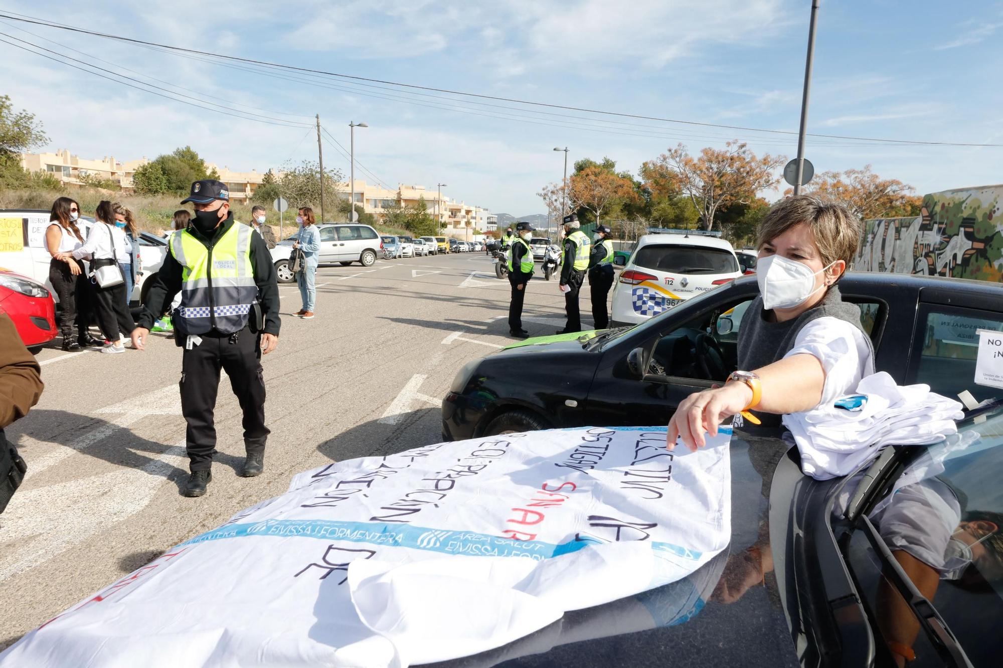 Una caravana reclama en las calles de Ibiza mejoras salariales para los sanitarios