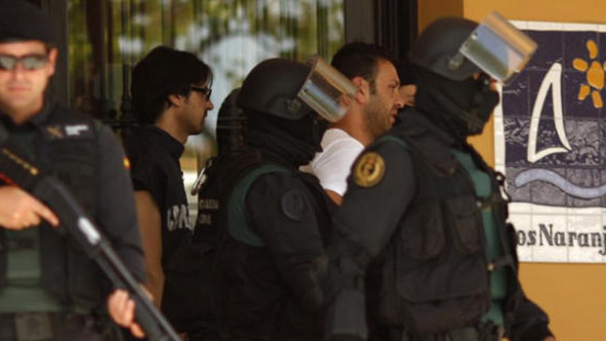 Uno de los detenidos durante la operación en Marbella.