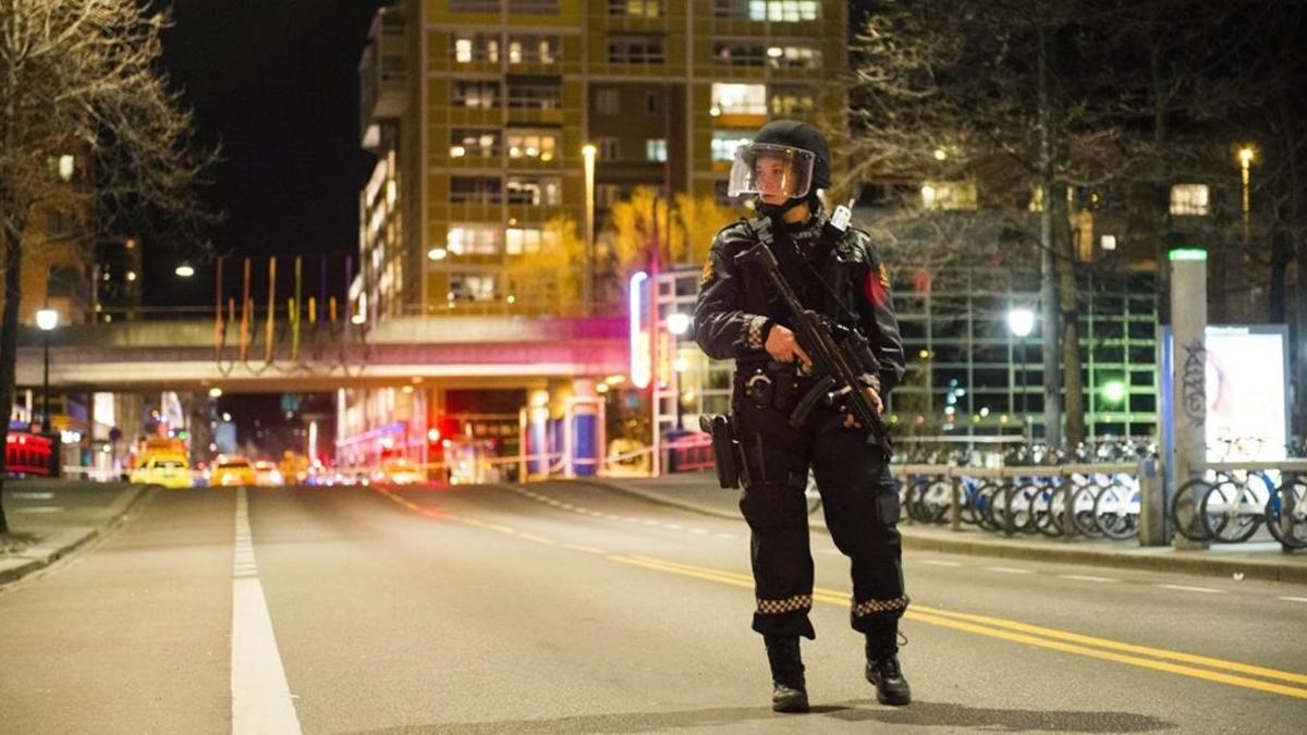 La policía noruega acordona un céntrico barrio de Oslo, por un paquete sospechoso, la noche del sábado al domingo.