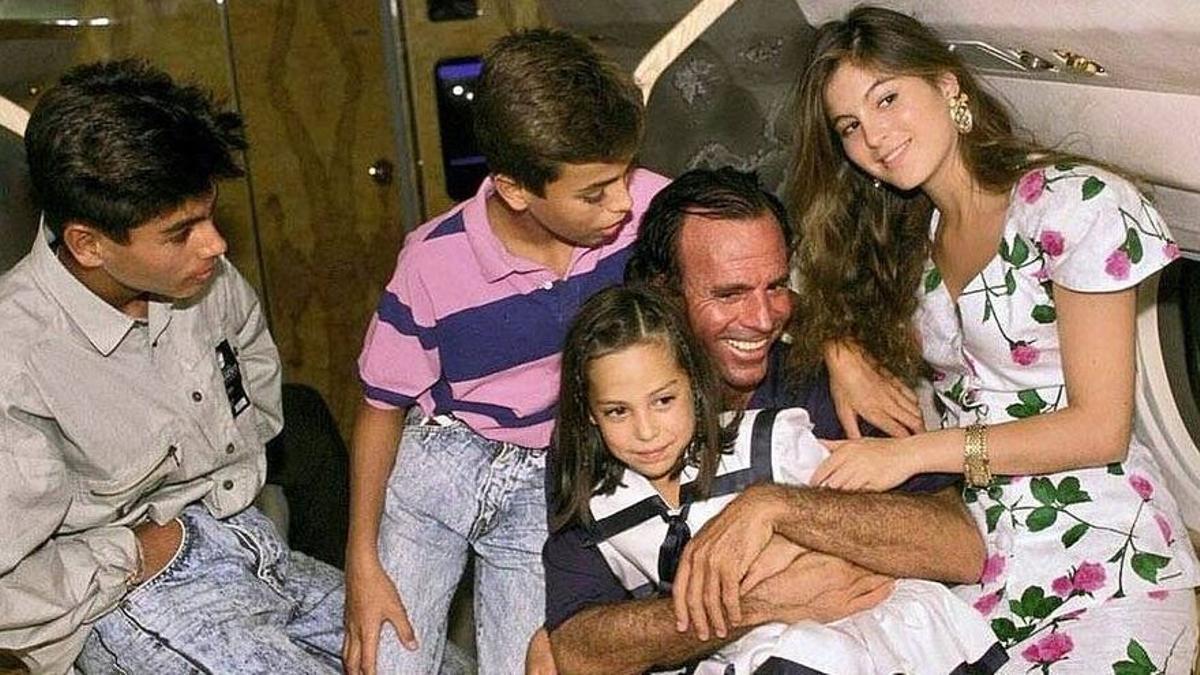 Julio Iglesias, con Chábeli, Enrique y Tamara.