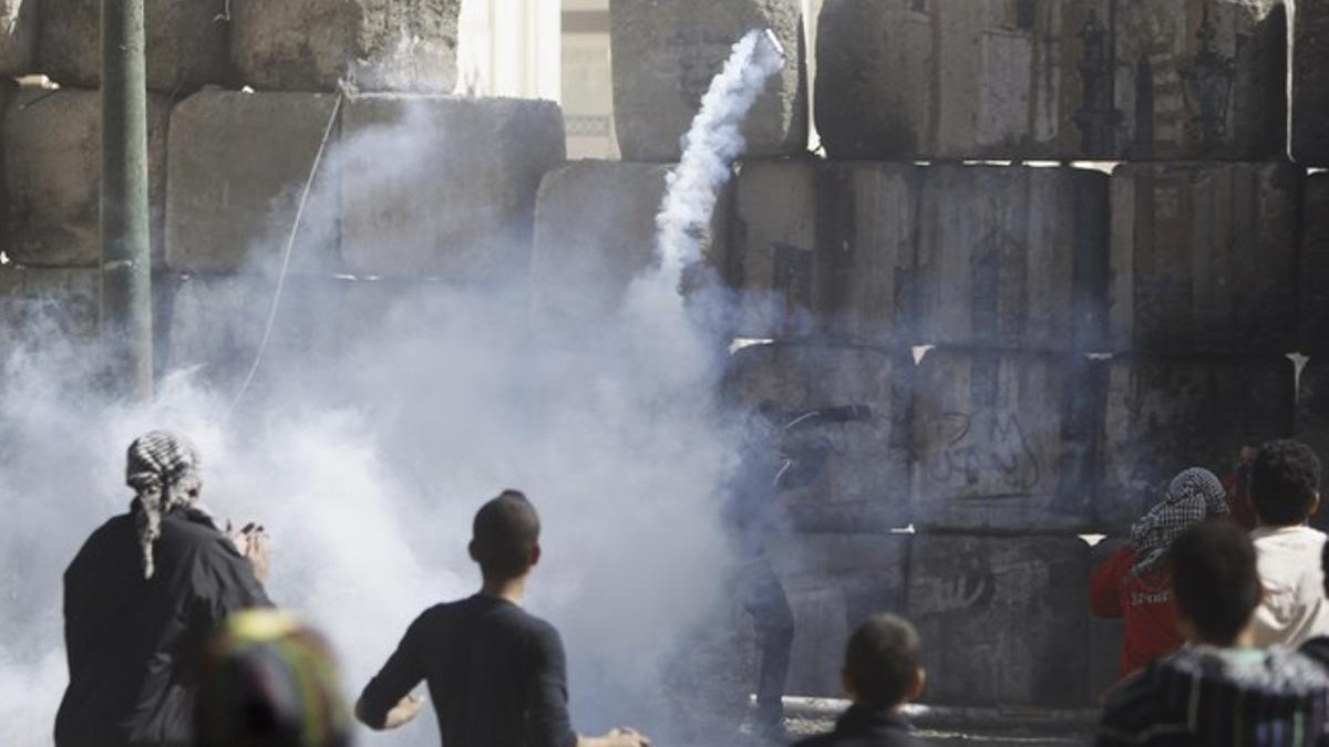 Enfrentamientos entre manifestantes y la policía en la plaza Tahrir de El Cairo