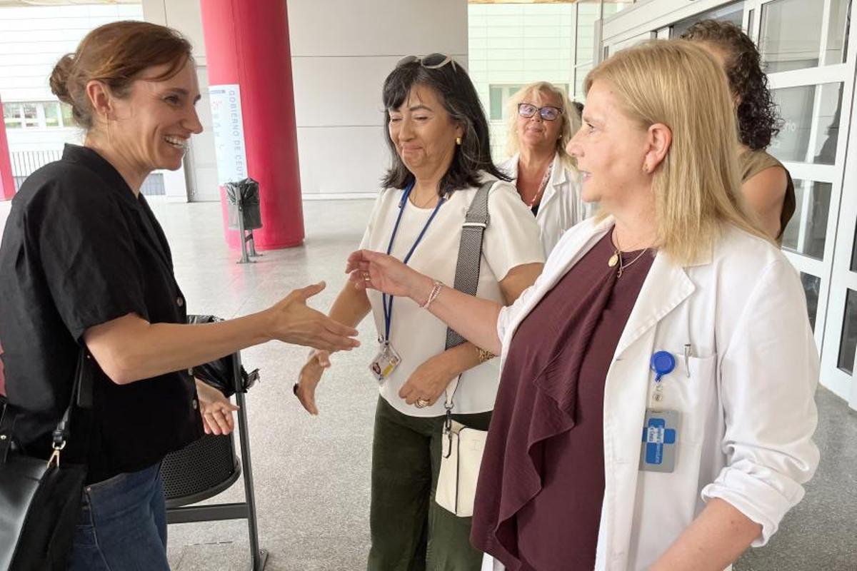 La ministra de Sanidad, Mónica García, visita Ceuta entre las demandas de médicos de más implicación