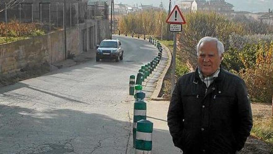 Juan Porcel al camí de la Gravera, que té cons en lloc d&#039;una vorera