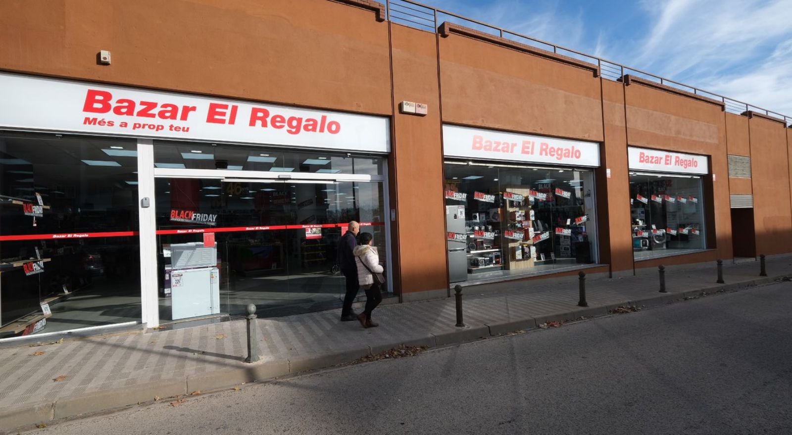La nova botiga Bazar El Regalo es troba en un local totalment reformat a l’avinguda Salvador Dalí