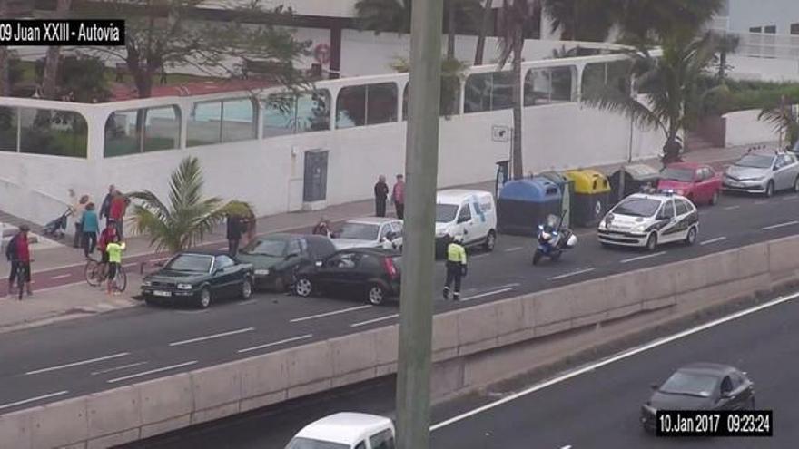 Accidente en el acceso a Juan XXIII desde la Avenida Marítima