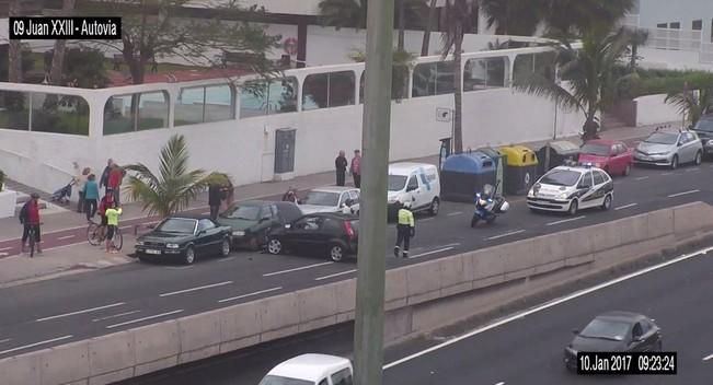 Accidente en el acceso a Juan XXIII desde la Avenida Marítima