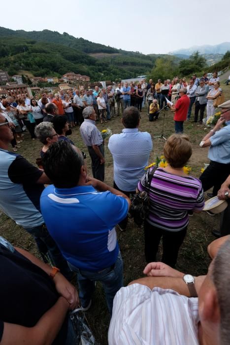 Homenaje a los mineros muertos en el accidente del pozo Santo Tomás de Turón