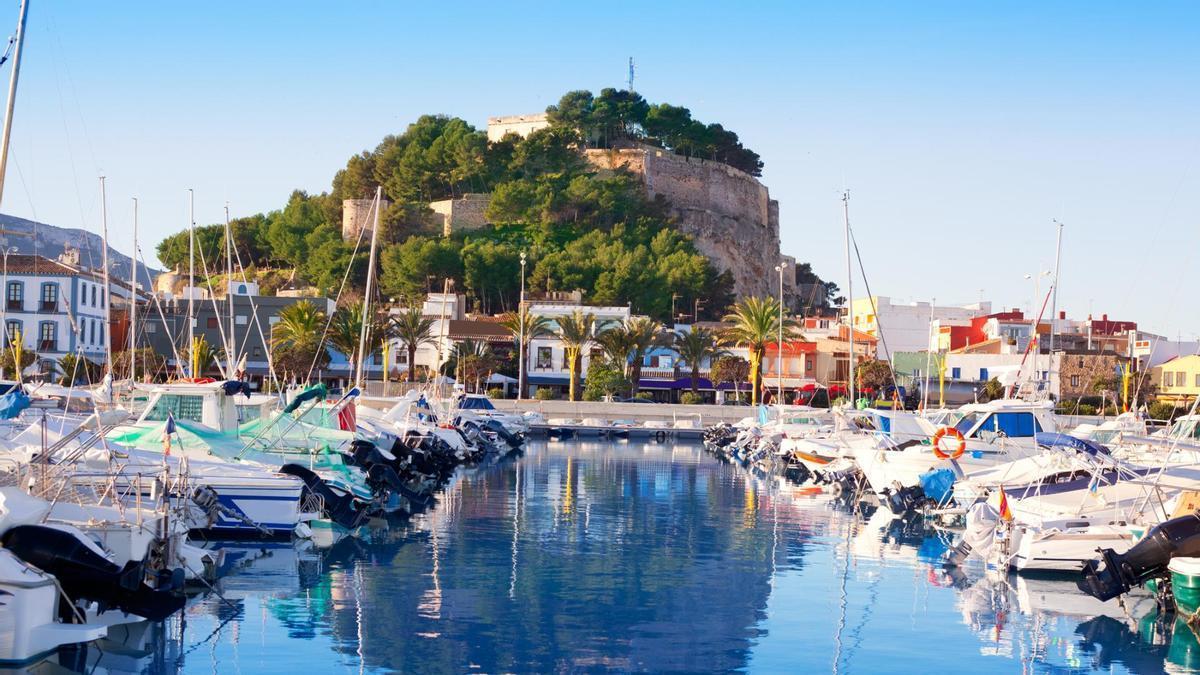 Esta ciudad de Alicante frente al Mediterráneo tiene aguas cristalinas y calas de piedra.