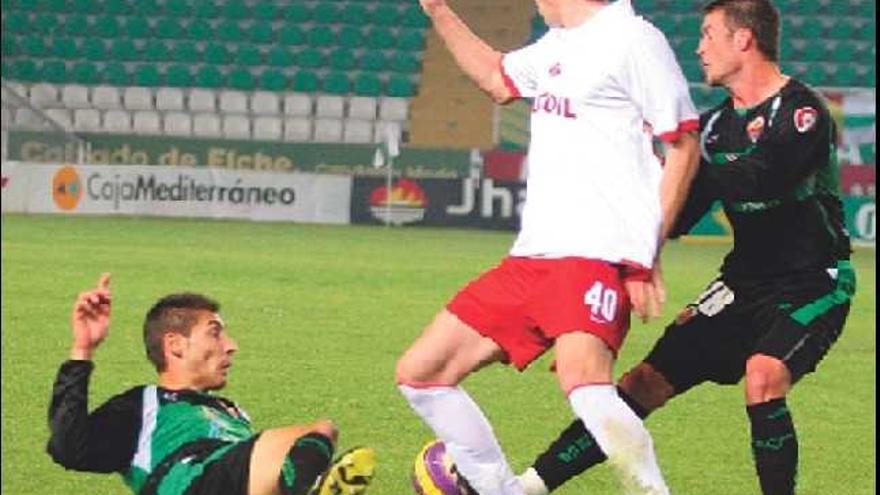 Samuel y 

Cobo tratando de frenar el avance de un jugador del Spartak de Moscú en el amistoso del miércoles