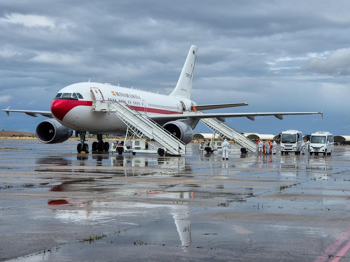 La llegada de los 14 pasajeros españoles del MV Hondius a la base aérea madrileña de Torrejón, en imágenes