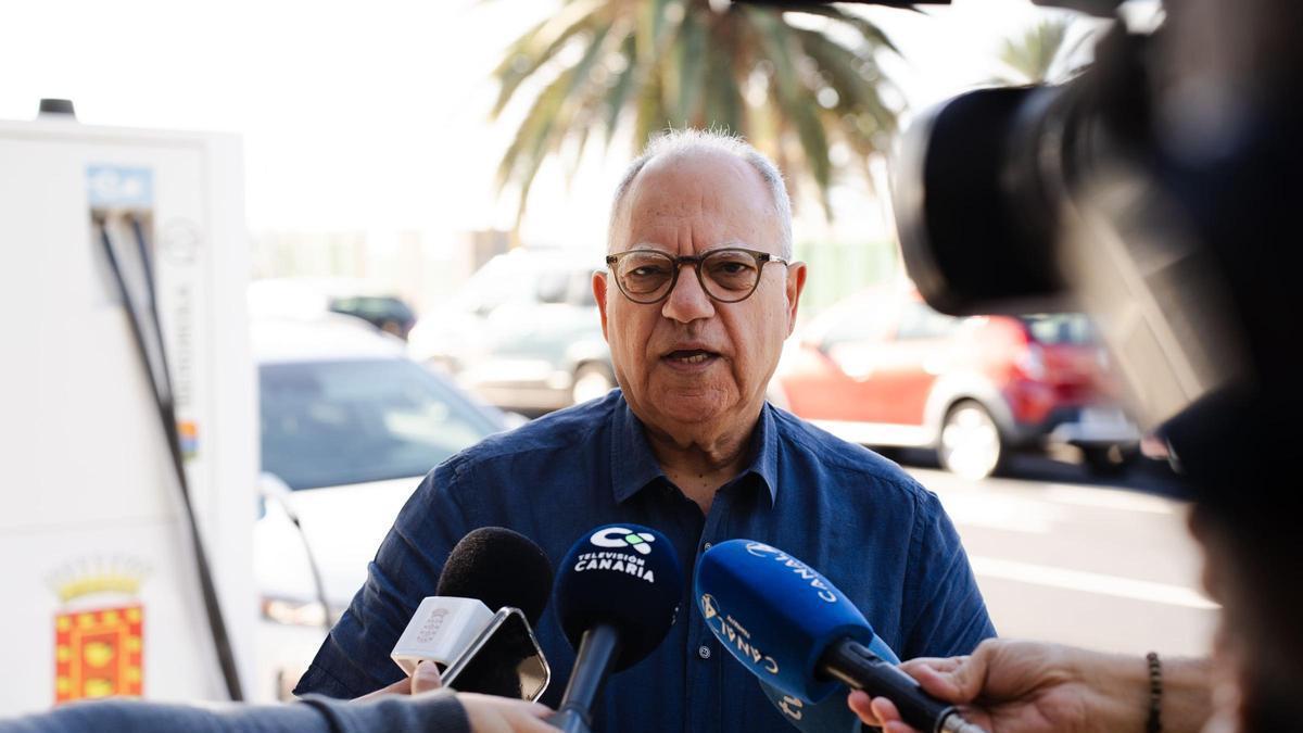 Imagen de archivo en la que se observa a Casimiro Curbelo atendiendo a los medios de comunicación.