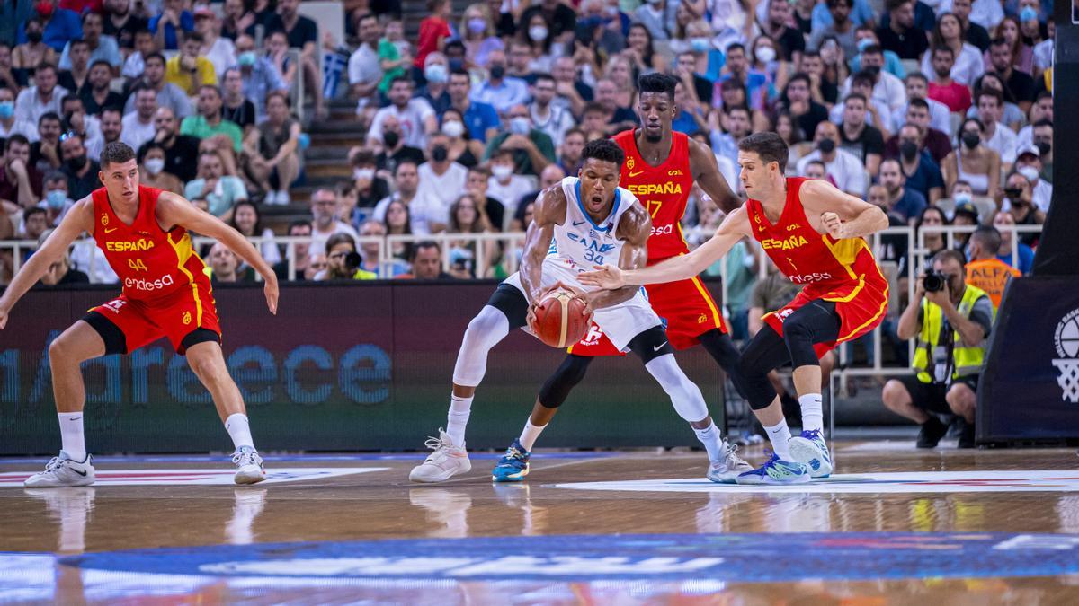 'Anteto' pelea por el balón con el jugador del Valencia Basket López-Arostegui