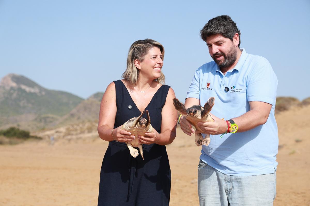 El presidente Fernando López Miras, y la alcaldesa de Cartagena, Noelia Arroyo, participaron este martes en la liberación de 28 ejemplares de tortuga boba.