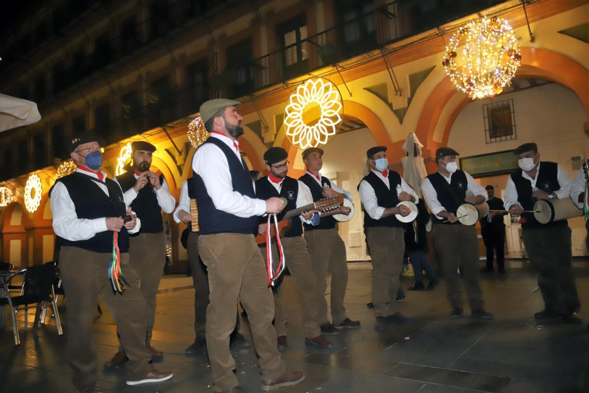 Los mochileros de Gaena ambientaron las calles con su música.
